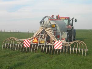 Slurry application to grassland by trailing shoe reduces ammonia emissions by 57% compared with splashplate application